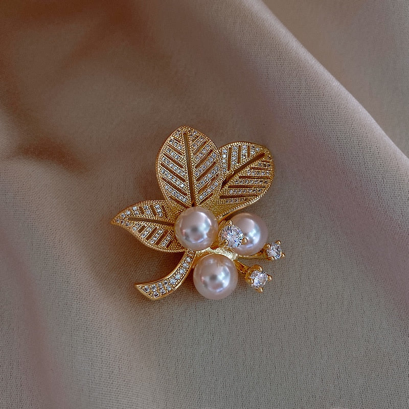Rinhoo Baroque Imitation Pearl Rhinestone Wreath Butterfly Brooch Women Trend Elegant Circle Leaf Brooch Pins Party Wedding Gift